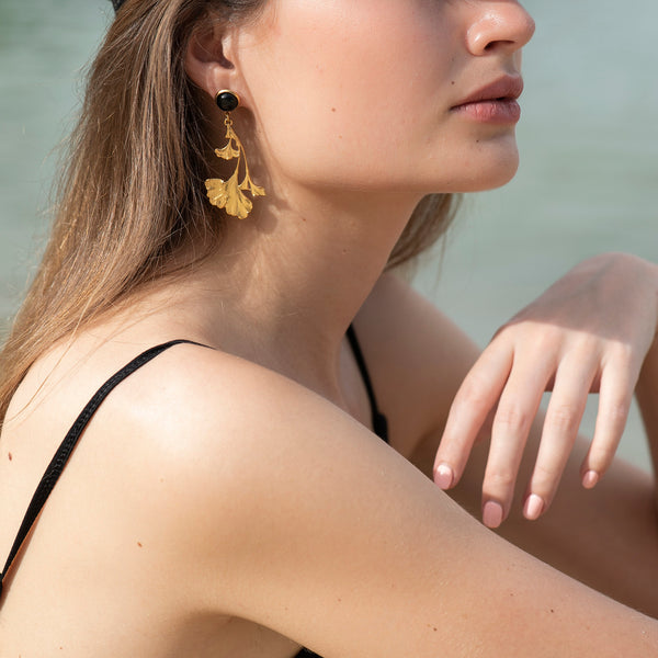 DAHLIA earrings gold-plated with a black cabochon