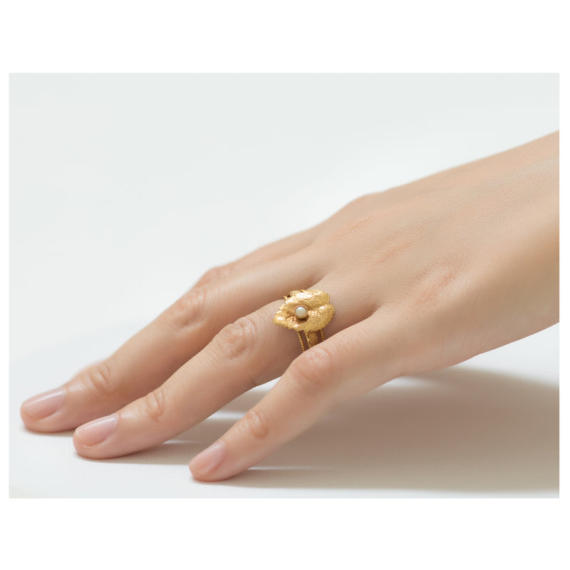 CLELIE delicate adjustable leave ring pearl