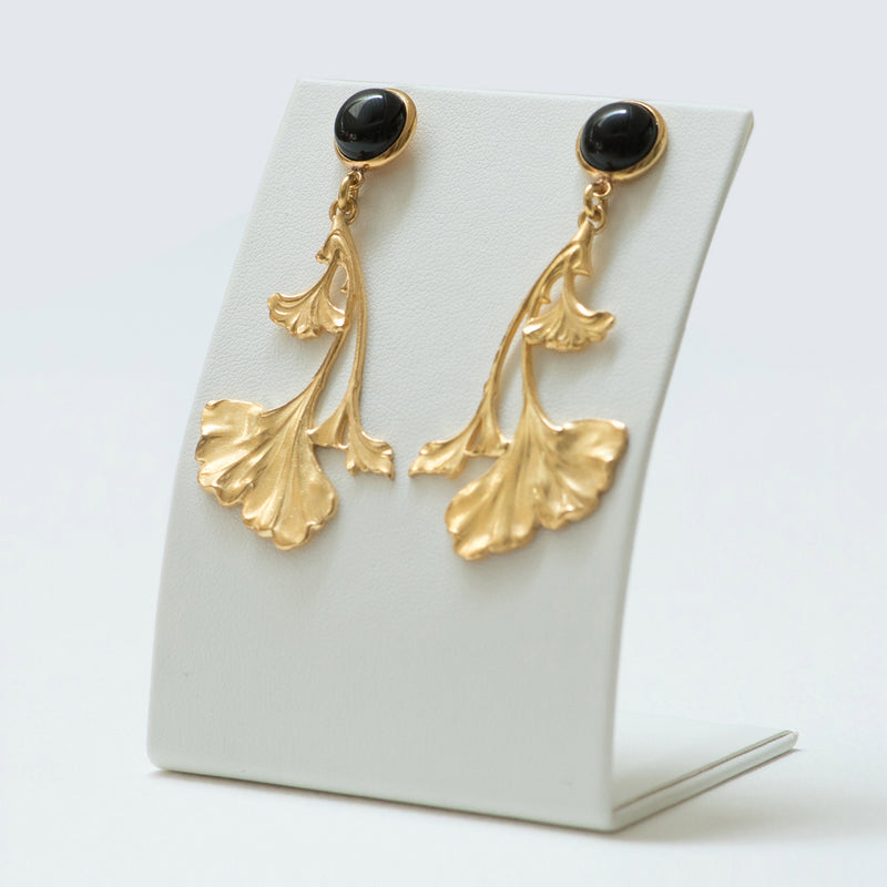 DAHLIA earrings gold-plated with a black cabochon