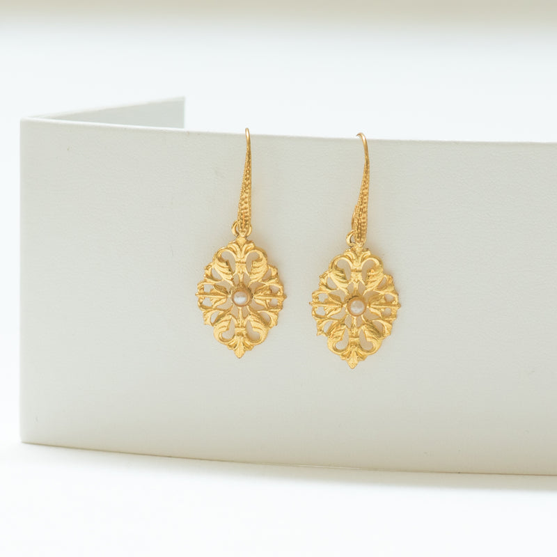 Nolan pearl vintage-inspired earring