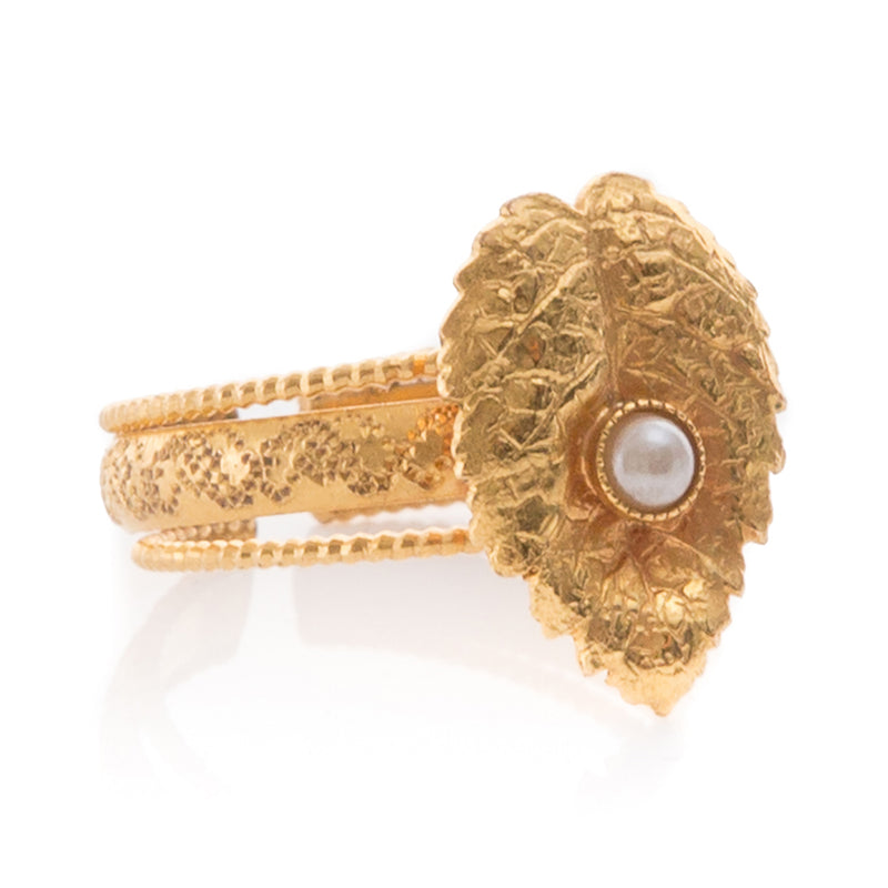 CLELIE delicate adjustable leave ring pearl