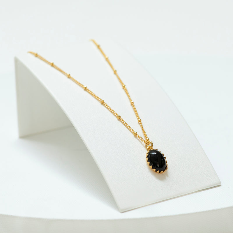 MEDICIS Vintage-inspired necklace Black