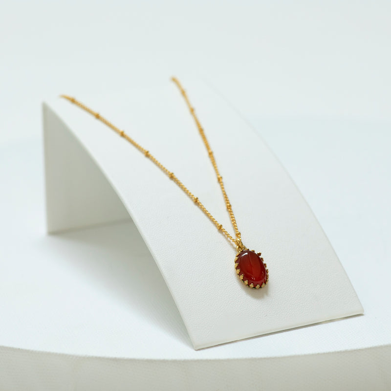 MEDICIS Vintage-inspired necklace Carnelian